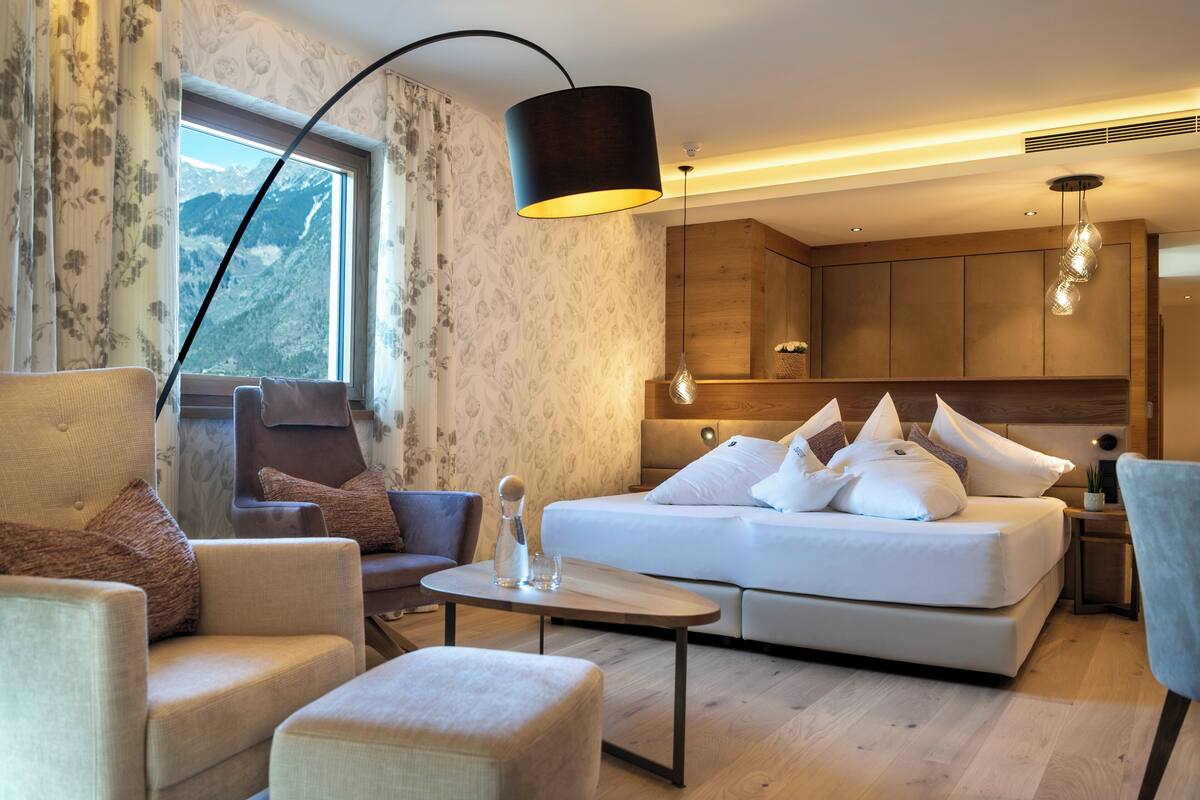 Suite, balcon, vue ville | Coffres-forts dans les chambres, chambres insonorisées, Wi-Fi gratuit