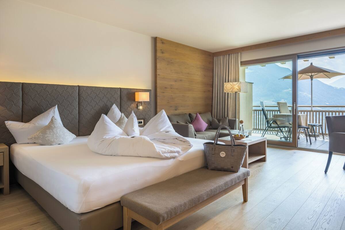 Suite Supérieure, balcon, vue ville | Coffres-forts dans les chambres, chambres insonorisées, Wi-Fi gratuit