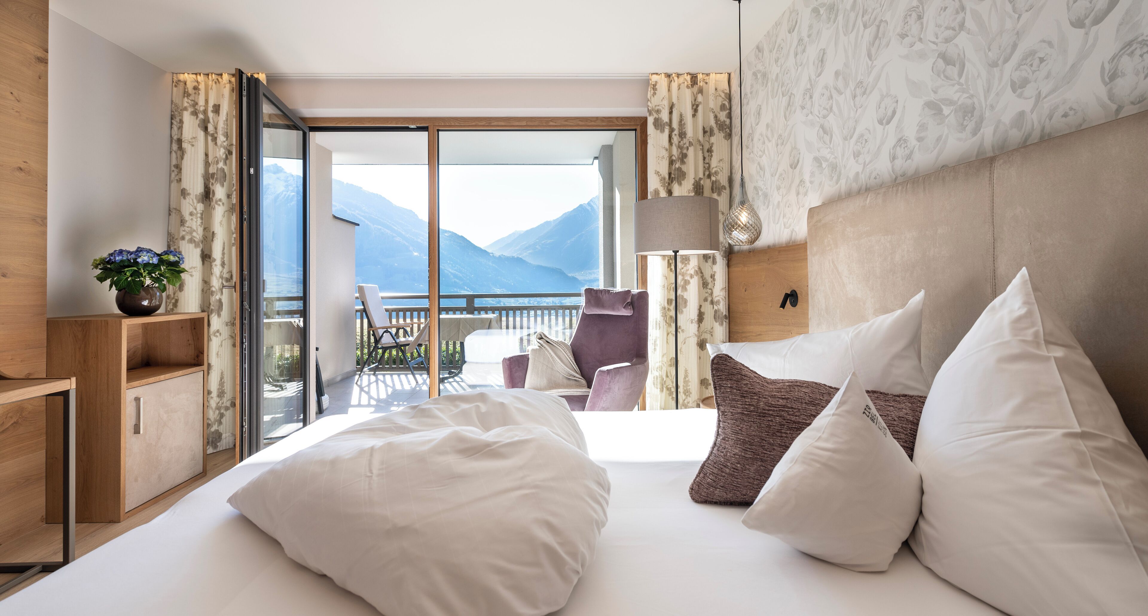 Doppelzimmer, Balkon, Bergblick | Allergikerbettwaren, Daunenbettdecken, Minibar, Zimmersafe