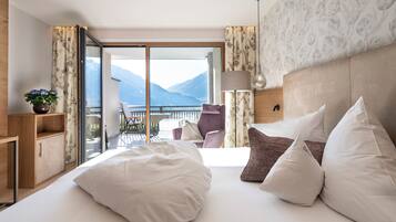 Doppelzimmer, Balkon, Bergblick | Allergikerbettwaren, Daunenbettdecken, Minibar, Zimmersafe