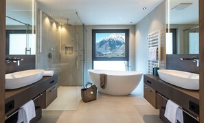 Suite, balcone, vista città | Bagno | Accappatoio, pantofole