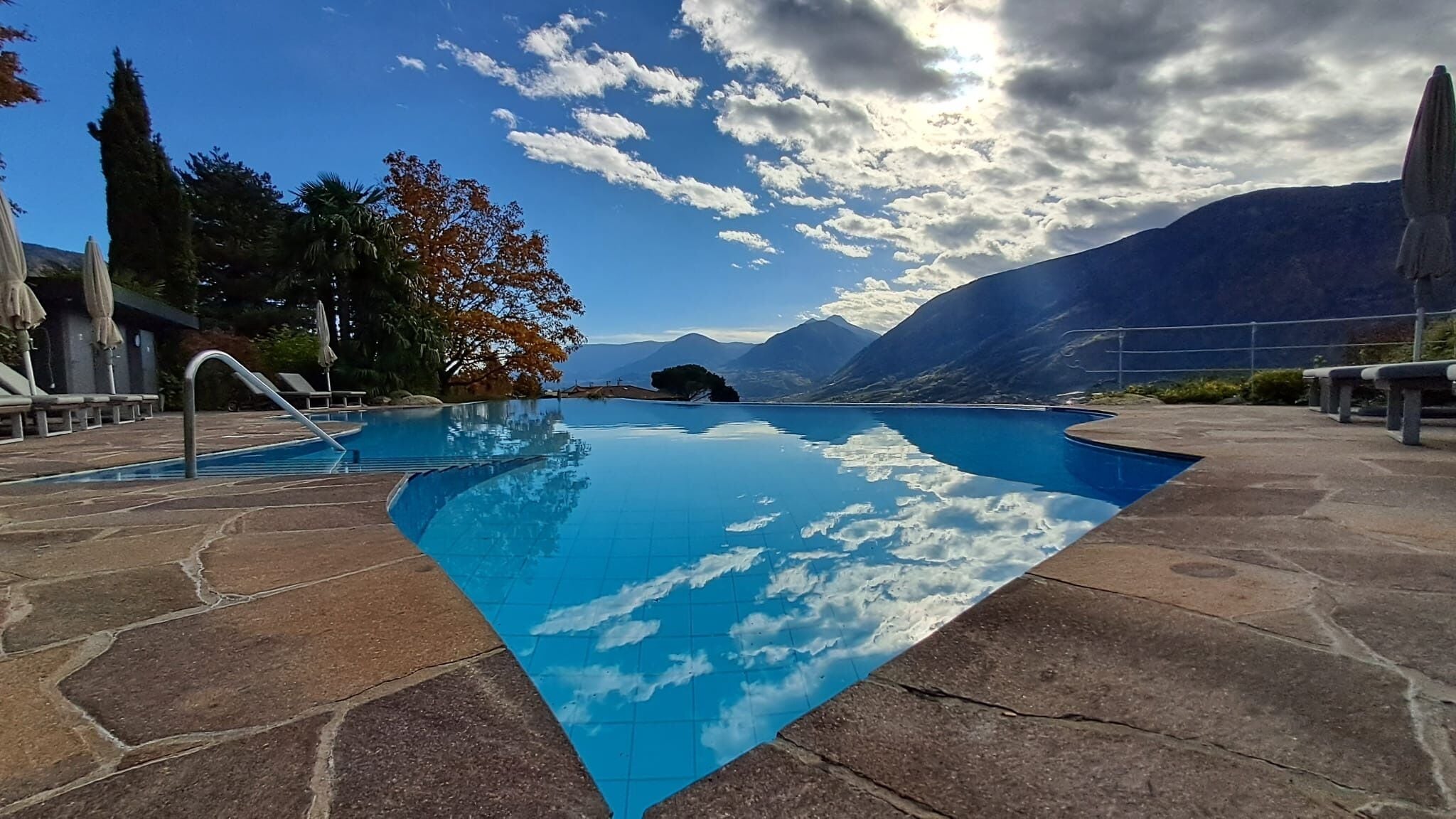 Una piscina cubierta, una piscina al aire libre