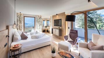Suite Junior, balcone, vista montagna | Biancheria da letto ipoallergenica, copriletto in piuma, minibar