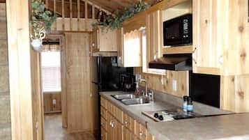 Refrigerador, microondas, parrilla de estufa y cafetera y tetera