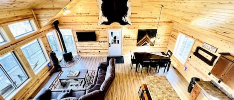 Fernseher, Kamin, Videospiele, Tischtennisplatte
