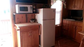 Fridge, stovetop, coffee/tea maker, electric kettle