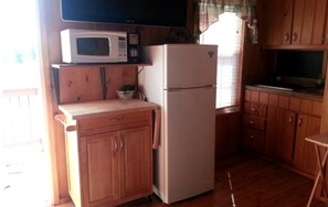 Frigorífico, placa de cocina, cafetera o tetera y hervidor eléctrico