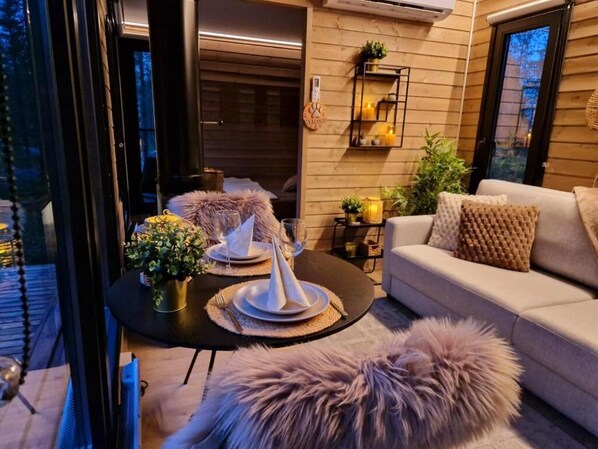 Superior chalet, uitzicht op vallei | Woonruimte | Een open haard