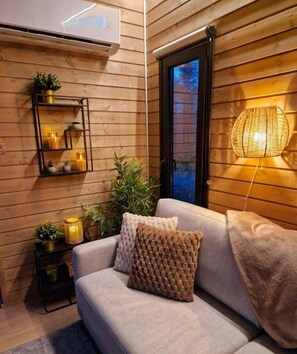 Chalet superior, vistas al valle | Zona de estar | Una chimenea