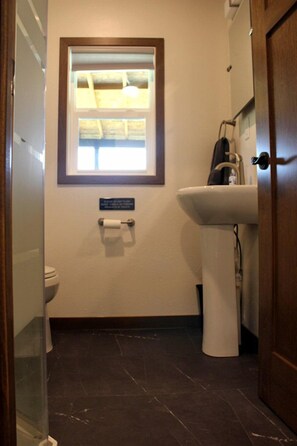Serviettes fournies, papier toilette