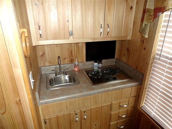 ثلاجة، ميكروويف، موقد طهي مسطح، ماكينة لصنع القهوة/الشاي