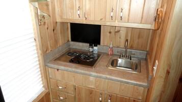 Jääkaappi, mikroaaltouuni, liesi, kahvin-/teenkeitin