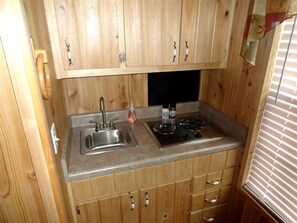 Refrigerador, microondas, parrilla de estufa y cafetera y tetera 