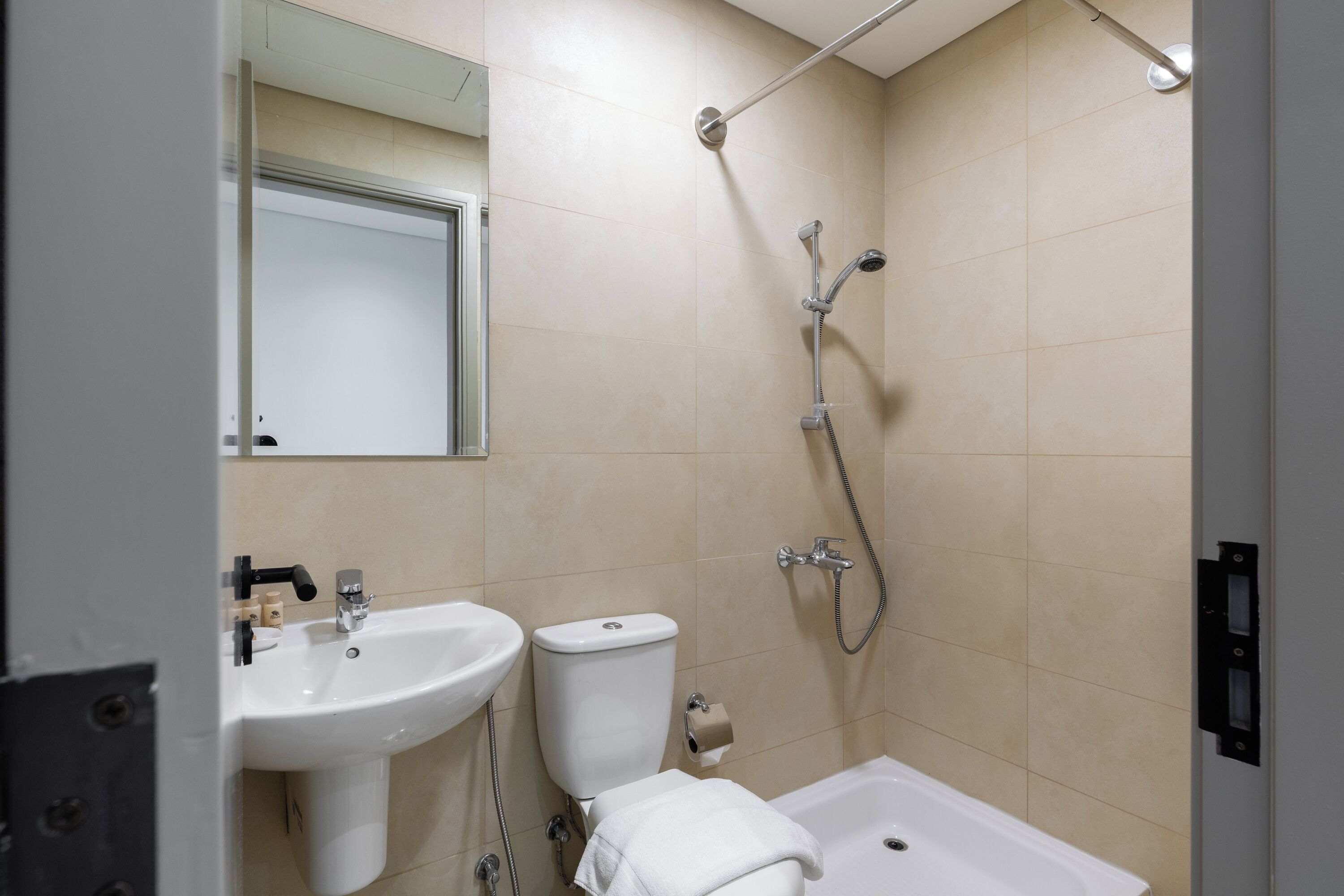 Une salle de bain avec un lavabo, des toilettes et une douche.