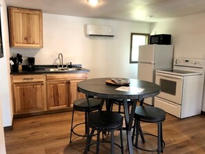 Coffee/tea maker, fridge, oven, stovetop - Pet Friendly Rapid City Getaway, Ideal for Family Glamping (Rapid City)