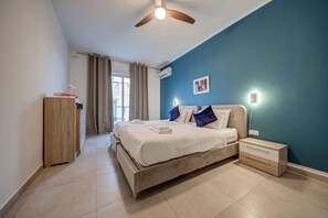 Escritorio, tabla de planchar con plancha, wifi y ropa de cama 