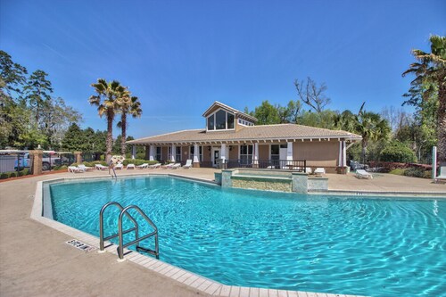 The Honolulu - Modern 3BR Condo Near FSU with Pool