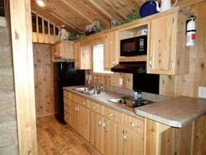 Een koelkast, een kookplaat, een koffiezetapparaat/waterkoker