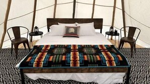 1 habitación, escritorio y ropa de cama 