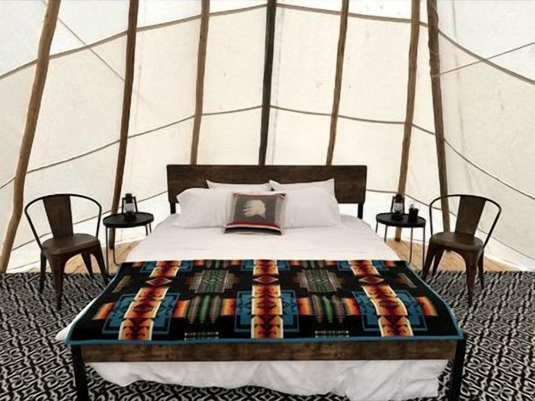 1 bedroom, desk, bed sheets