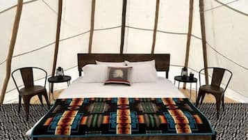 1 bedroom, desk, bed sheets