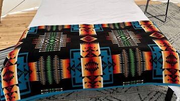 1 bedroom, bed sheets