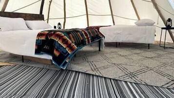 1 bedroom, bed sheets