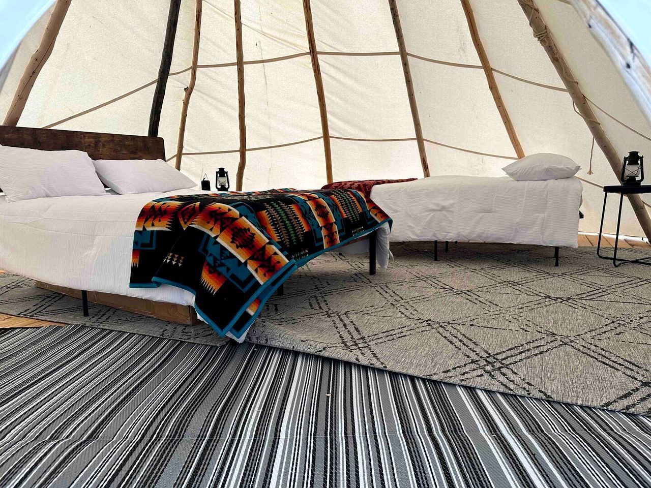 1 bedroom, bed sheets
