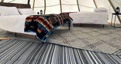 Élégance Rustique : Tipi Glamping près des Montagnes Wind River à Fort Washakie