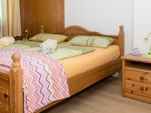 Een strijkplank/strijkijzer, wifi, beddengoed