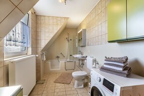 Shower, hair dryer, towels - Apartment 'Casa Felicitas, 51sqm' with Lake View and Private Garden (Möhnesee)