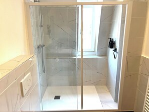 Shower, hair dryer, towels, soap - Rastatt City - stylish living in an old building (Rastatt)