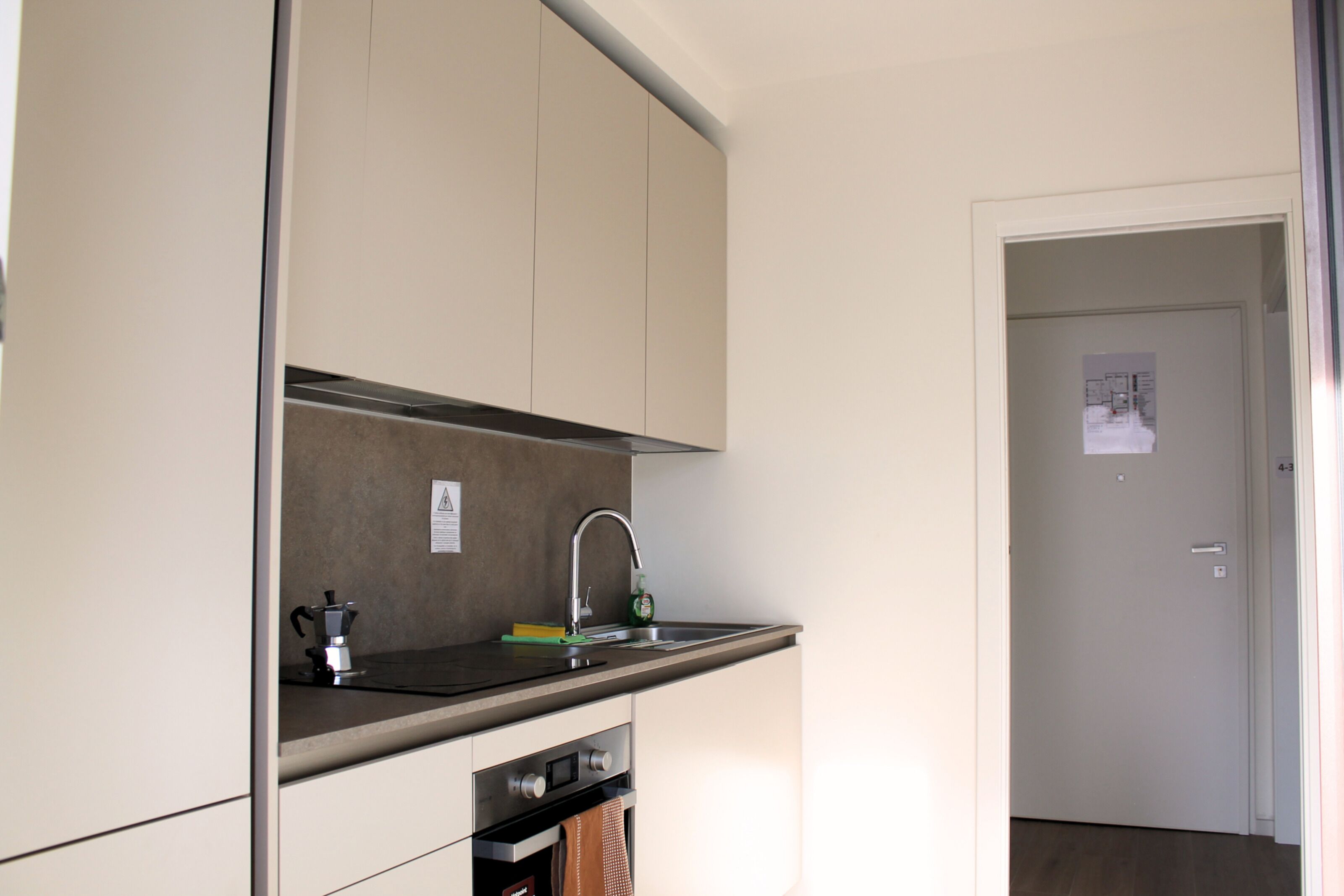 Ofen, Herdplatte, Geschirrspüler, Kochgeschirr/Geschirr/Besteck