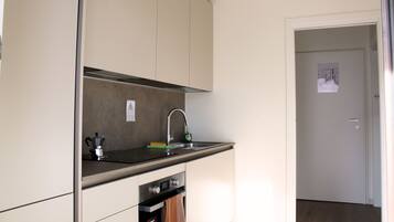 Ofen, Herdplatte, Geschirrspüler, Kochgeschirr/Geschirr/Besteck