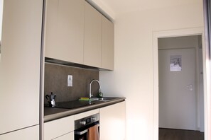 Ofen, Herdplatte, Geschirrspüler, Kochgeschirr/Geschirr/Besteck