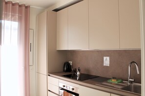 Four, plaque de cuisson, lave-vaisselle, cafetière/bouilloire