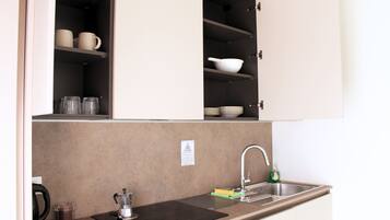 Ofen, Herdplatte, Geschirrspüler, Wasserkocher mit Kaffee-/Teezubehör