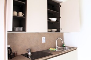 Ofen, Herdplatte, Geschirrspüler, Wasserkocher mit Kaffee-/Teezubehör