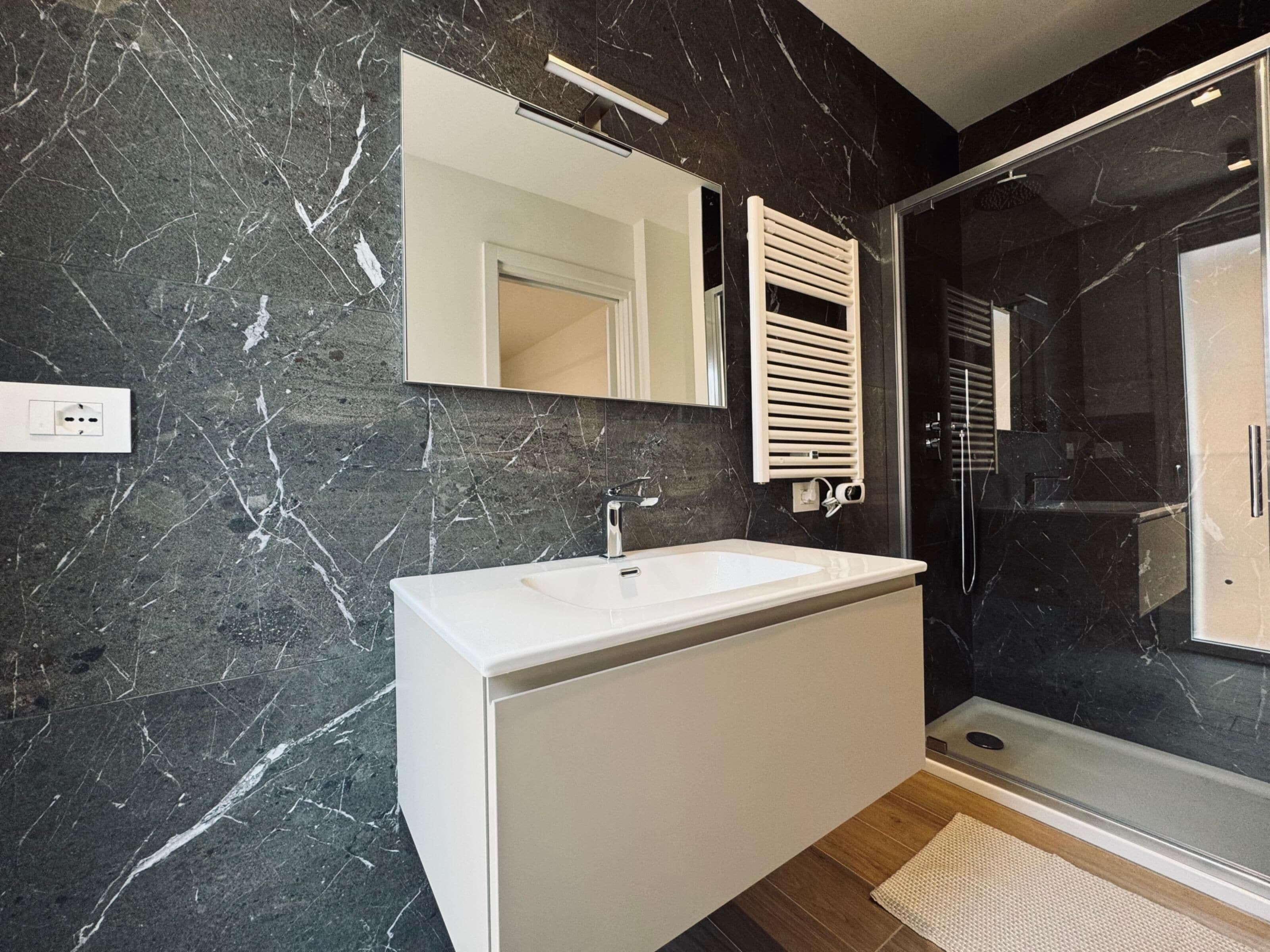 Sèche-cheveux, serviettes fournies