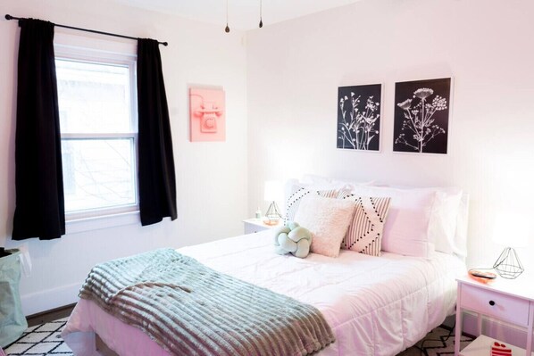 2 habitaciones, escritorio, tabla de planchar con plancha y wifi gratis 