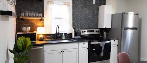 雪櫃、微波爐、焗爐、爐具