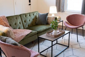 Smart TV, chimenea, libros y videoteca 