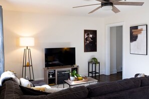 Televisión y chimenea 