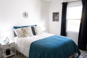 Escritorio, tabla de planchar con plancha, wifi y ropa de cama 