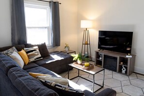 Smart TV, fireplace, books, video library - 2 Bedroom in Downtown High Point, Children`s Museum (High Point)