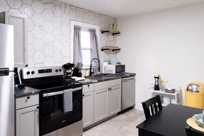 Refrigerador, microondas, horno y parrilla de estufa 