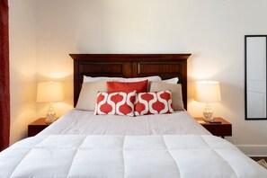 Escritorio, tabla de planchar con plancha, wifi y ropa de cama