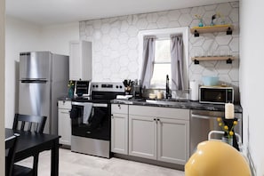 Refrigerador, microondas, horno y parrilla de estufa