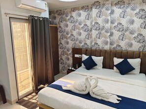 Luxury Room | Desk, bed sheets - The Mayfair Hotel (Indore)