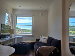 Smart-TV, Kamin, Arbeitsbereiche, Computerbildschirme